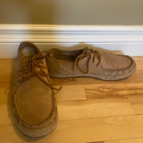 Ugg Azin Moccasin Shoes - GUC - Size 9 - Picture 2 of 7